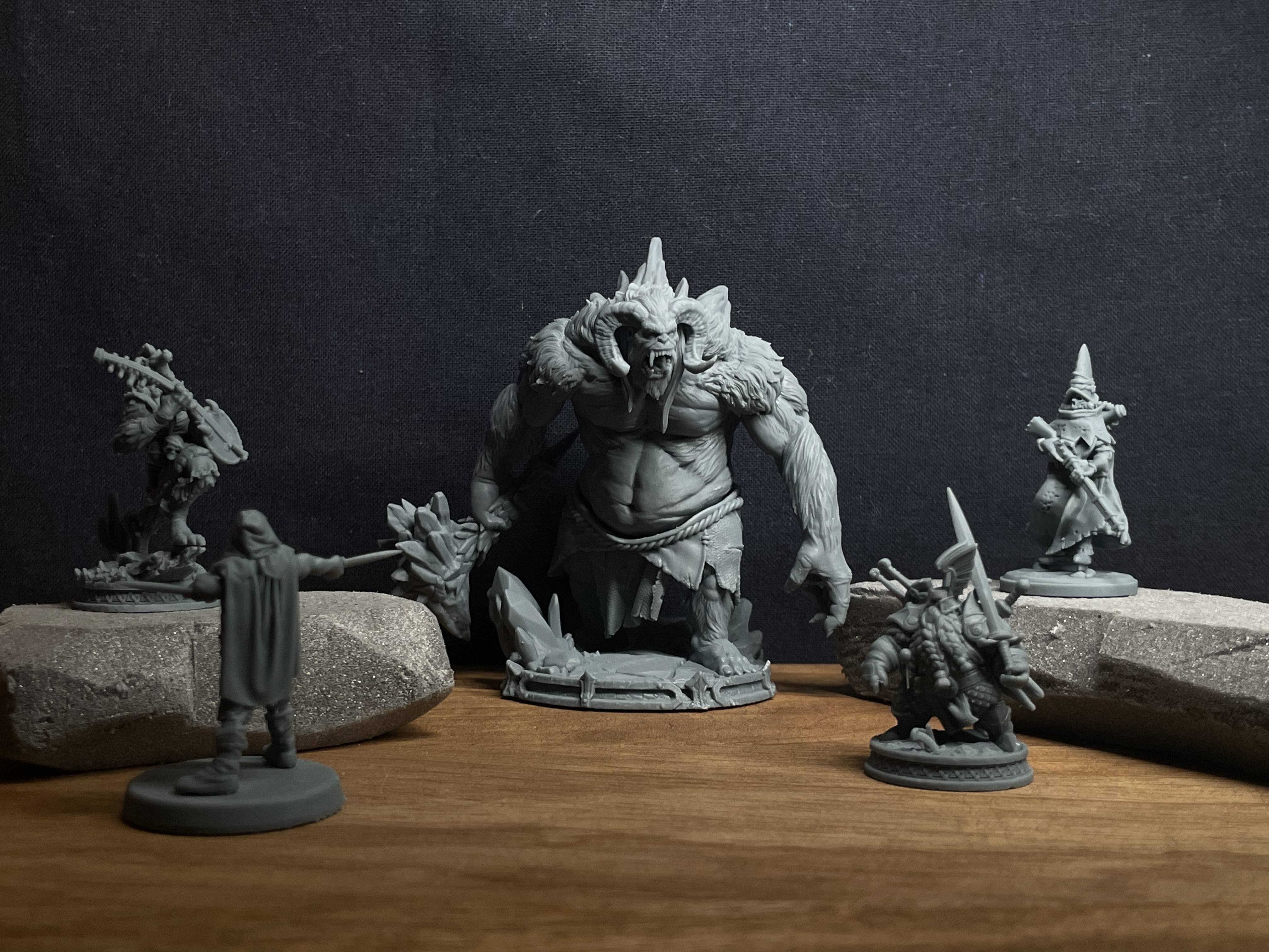 Imagine cu o colectie de miniaturi si figurine printate 3D cu rasina si filament Printare 3D personalizată și service imprimante 3D – atelier 3dkrafts